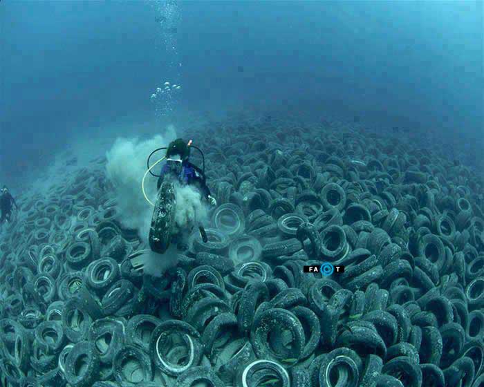 تایرهای انباشته شده در کف اقیانوس